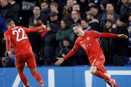 Bayern Munich thăng hoa trước Chelsea, Barca “hút chết” tại Napoli