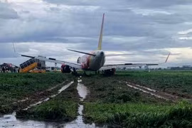 Sân bay Tân Sơn Nhất tạm dừng hoạt động do máy bay lăn lệch đường băng