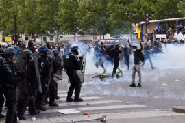 Người biểu tình chống phân biệt chủng tộc đụng độ với cảnh sát ở Paris