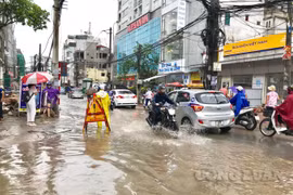 Mưa lớn, nhiều tuyến đường tại Hà Nội lại “hóa thành sông”