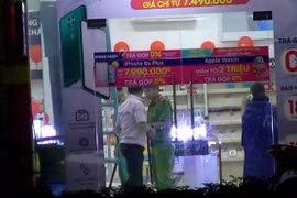 Truy tìm ‘siêu trộm’ dỡ mái nhà đột nhập vào cửa hàng và cuỗm nhiều điện thoại