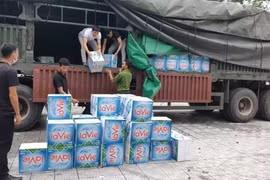 Báo Công an thành phố Hồ Chí Minh tiếp tục chuyển nước uống cho người dân vùng lũ