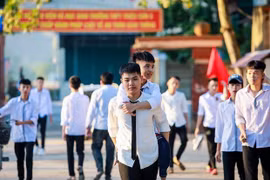 Ấn tượng đôi bạn thân cõng nhau đi học, đi thi, cùng lọt top điểm cao nhất trường