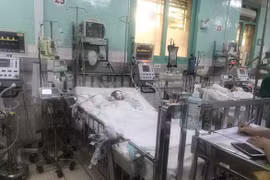 Vụ cháu bé bị đâm kéo xuyên mắt: Khởi tố vụ án, tạm giữ hình sự dượng rể
