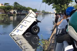 TP.HCM: Tài xế xe ben thoát chết sau khi đâm xuống kênh Tàu Hũ