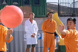 Nhà sư Thiếu Lâm dùng Kung Fu đâm xuyên cây kim qua tấm kính