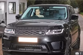 Tiền vệ Van de Beek lái xế sang tới sân tập, Pogba để vợ cầm lái