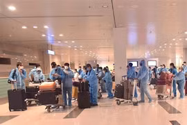 Đưa hơn 240 công dân Việt Nam từ Malaysia về nước an toàn