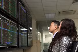 Chứng khoán ngày 15/9: VN-Index dao động quanh ngưỡng 880-900 điểm