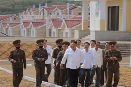 Chủ tịch Kim Jong Un ca ngợi quân đội Triều Tiên tái thiết khu vực bị bão