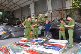 Ninh Bình: Bắt giữ ô tô đeo biển giả chở hàng giả trị giá tiền tỷ và nhiều hung khí