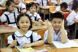 Cấm nhà trường ép buộc học sinh mua tài liệu tham khảo