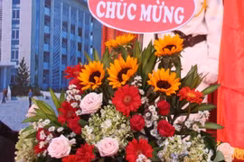 Quảng Nam: Không dùng tiền ngân sách cho việc tặng hoa sai quy định