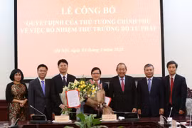 Phó Thủ tướng Trương Hòa Bình trao quyết định bổ nhiệm hai Thứ trưởng Bộ Tư pháp