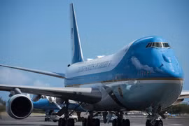 Chuyên cơ chở Tổng thống Trump suýt gặp nạn