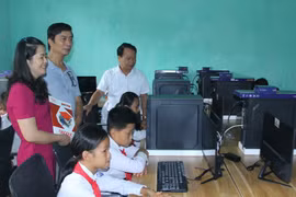 Báo Giáo dục & Thời đại trao tặng 30 máy tính cho các trường học biên giới