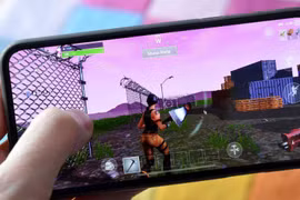 iPhone cài Fortnite được bán với giá 10.000 USD