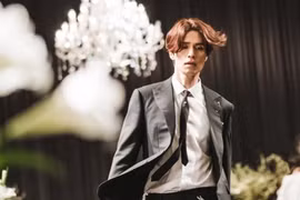 Lee Dong Wook 'biến hình' với mái tóc đỏ rực trong tập 1 'Bạn trai tôi là Hồ Ly'