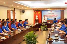 Giao lưu với phóng viên chiến trường của Thông tấn xã Giải phóng
