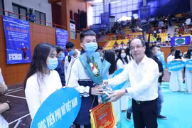 Sôi nổi Giải Cầu lông Học sinh - Sinh viên TP Hà Nội tranh Cúp Báo Tuổi trẻ Thủ đô lần VII