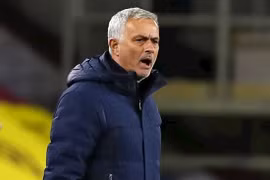 HLV Jose Mourinho nói gì khi có quá nhiều cầu thủ dương tính COVID-19?