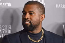 Kanye West gây sốc nặng với clip đi tiểu lên cúp Grammy
