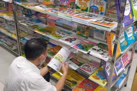 'Các nhà trường ăn rơ, đi bán sách để lấy hoa hồng là chết học sinh'