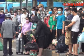 Sau nghỉ lễ người dân nhộn nhịp trở lại Hà Nội, nhiều tuyến đường ùn ứ