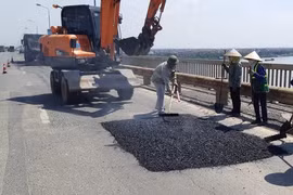 Hà Nội: Cấm phương tiện di chuyển qua cầu Thăng Long
