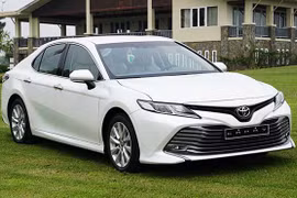 Giá xe Toyota Camry tháng 11/2020
