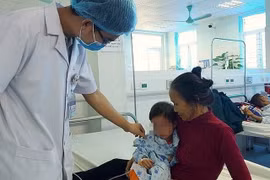 Quảng Bình: Bé gái 2 tuổi nhập viện do hạt cườm mắc kẹt trong tai