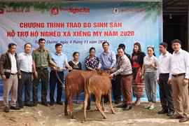 Báo Nghệ An trao tặng bò giống cho hộ nghèo ở huyện Tương Dương