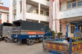 Phát hiện nhiều ô tô đổ trộm rác thải ở TP.HCM
