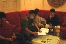 Bắt giữ 17 đối tượng thanh niên ‘phê ma túy’ xuyên đêm trong nhà nghỉ