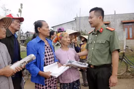 Bạn đọc Báo An ninh Thủ đô tiếp sức đồng bào miền Trung vượt qua bão lũ