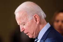 Ứng viên đảng Dân Chủ Joe Biden gặp và chia buồn với người nhà của George Floyd