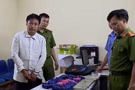 Bắt đối tượng vận chuyển 5 bánh heroin và khoảng 30.000 viên ma túy tổng hợp