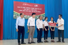 Báo điện tử Đảng Cộng sản trao tặng quà tại Đà Nẵng và Quảng Nam