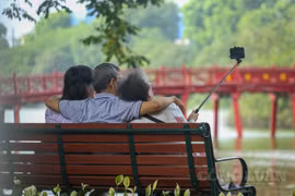 Nhịp sống người dân Thủ đô như "chậm trôi" trong tiết thu se lạnh