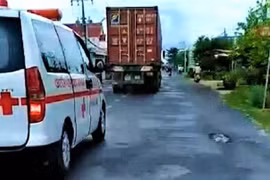 Container quyết không nhường đường cho xe cứu thương suốt 15km