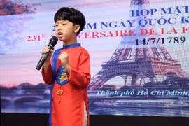 Cậu bé Sài Gòn làm “dậy sóng” tại Lễ kỷ niệm 231 năm Ngày quốc khánh Pháp