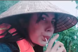 Thủy Tiên quyết định hủy vé máy bay về Sài Gòn, ở lại cứu trợ người dân Quảng Trị