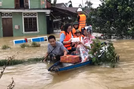 Báo Pháp Luật TP.HCM trao quà hỗ trợ đồng bào vùng bão lũ