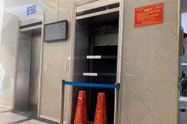 Hà Nội: Thang máy chung cư rơi tự do khiến 2 người bị thương phải nhập viện
