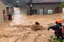 Trung Quốc: Vỡ đê Trường Giang hơn 9.000 người 'hoảng loạn' chạy lũ trong đêm