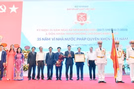 Báo Pháp luật Việt Nam đón Huân chương Lao động hạng Nhất