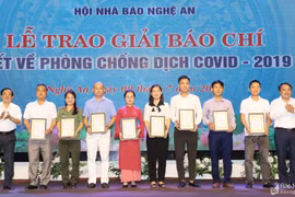 Nghệ An: Trao giải báo chí viết về phòng, chống dịch Covid-19
