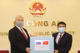 Bộ Công an trao tặng 70.000 chiếc khẩu trang cho các cơ quan An ninh, thực thi pháp luật của LB Nga