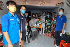 Báo Nhân Dân Đồng hành cùng người lao động nghèo phòng, chống dịch Covid-19