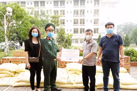 Báo Kinh tế & Đô thị trao quà ủng hộ phòng chống dịch Covid-19 tại khu cách ly ở huyện Thạch Thất